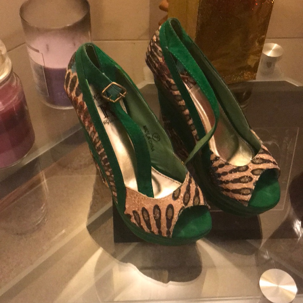 Peep toe summer shoes